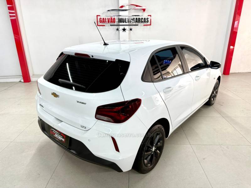 CHEVROLET - ONIX - 2022/2022 - Branca - R$ 71.900,00