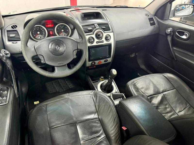 RENAULT - MÉGANE - 2008/2008 - Prata - R$ 23.900,00