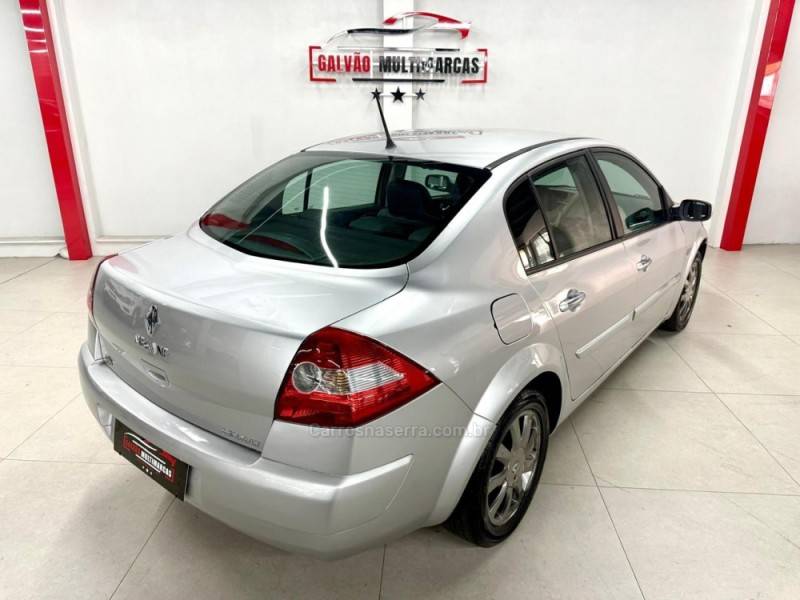 RENAULT - MÉGANE - 2008/2008 - Prata - R$ 23.900,00