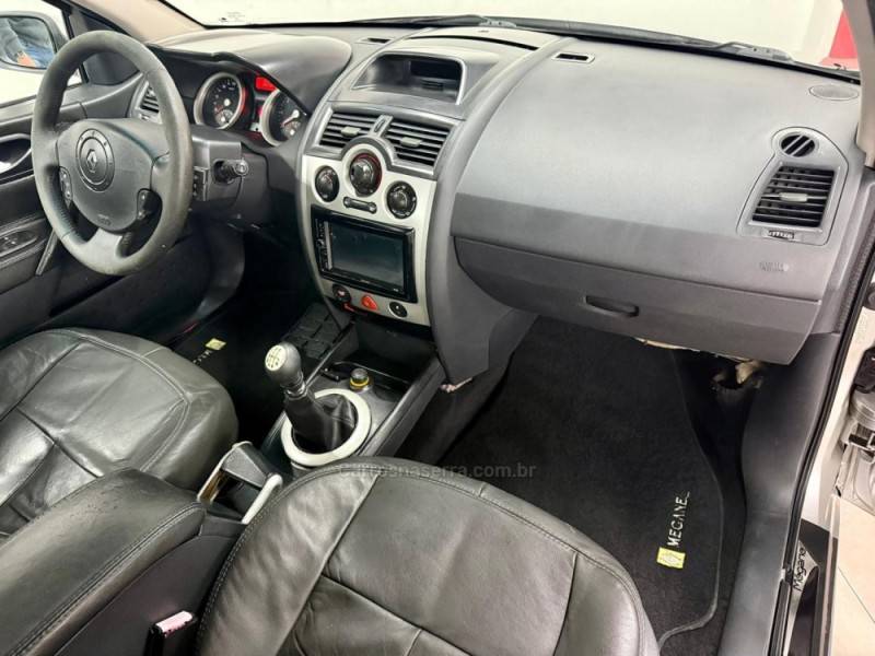 RENAULT - MÉGANE - 2008/2008 - Prata - R$ 23.900,00